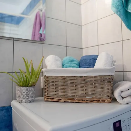 Solari Hill Maisonette Two Private Parking Апартаменты