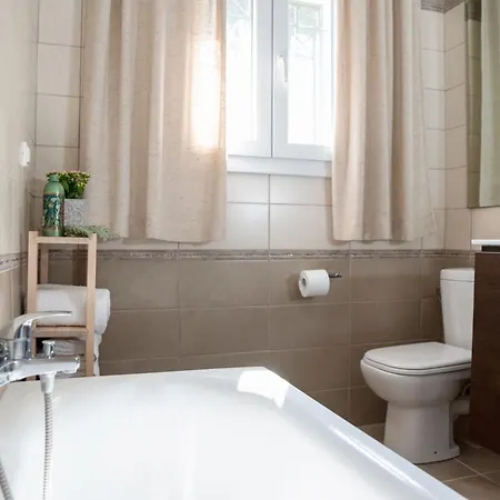 Solari Hill Maisonette Two Private Parking *