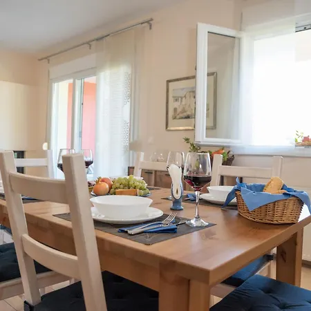 Solari Hill Maisonette Two Private Parking Апартаменты *