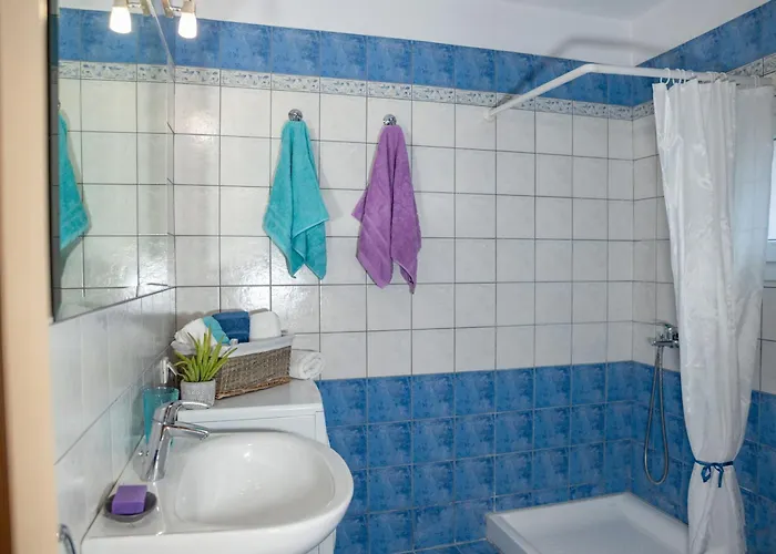 Solari Hill Maisonette Two Private Parking *