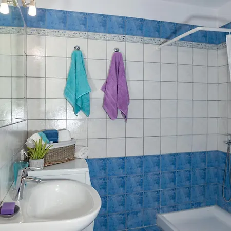 Solari Hill Maisonette Two Private Parking *