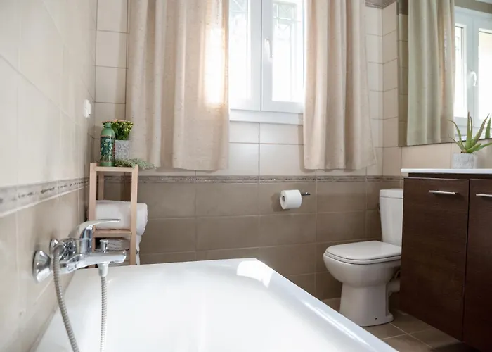 Solari Hill Maisonette Two Private Parking *